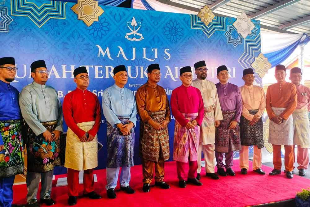 Wan Rosdy (enam dari kanan) bersama tetamu yang hadir antaranya Timbalan Menteri Sumber Manusia, Datuk Seri Abdul Rahman Mohamad (tujuh dari kanan) pada Majlis Rumah Terbuka Aidilfitri Menteri Besar Pahang di Dewan Terbuka Laman Sejahtera Jelai, Sungai Koyan.