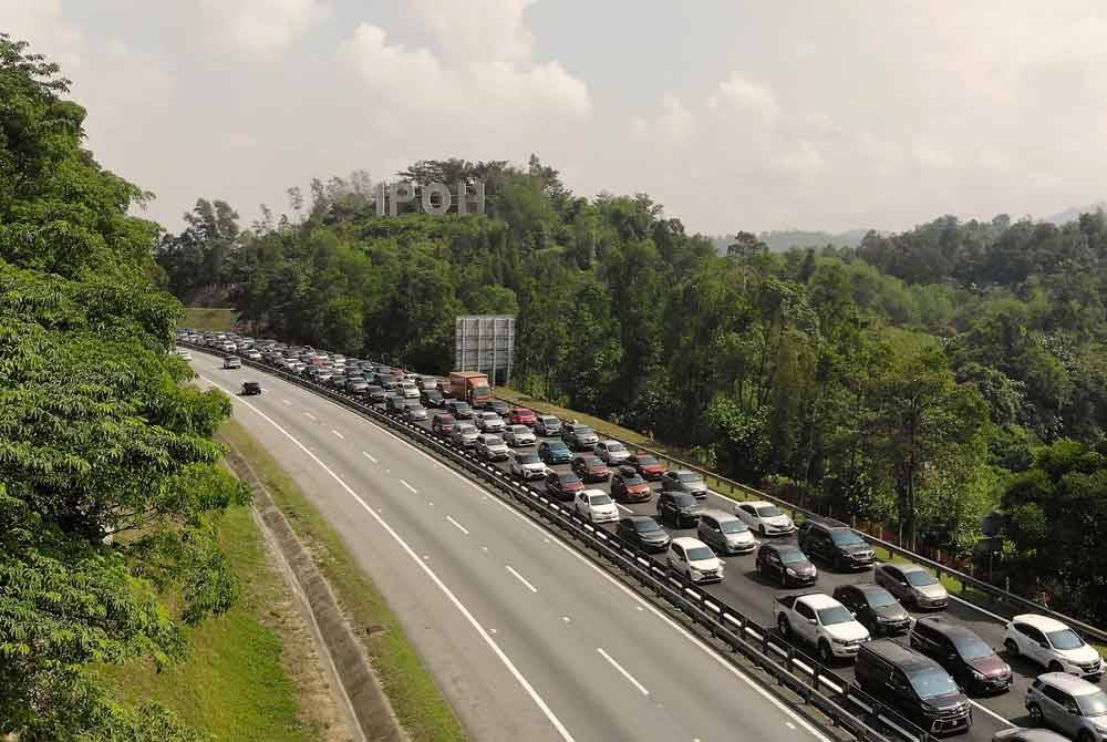 Pemandangan aliran trafik perlahan berikutan orang ramai pulang ke kediaman masing-masing selepas cuti Hari Raya Aidilfitri ketika tinjauan fotoBernama berhampiran susur keluar Lebuhraya PLUS Plaza Tol Gopeng, 11.30 pagi tadi. Foto Bernama