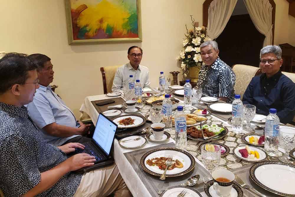 Anwar (tengah) telah mengadakan pertemuan bersama Ahmad Zahid, Mohamad Sabu selain pegawai tertinggi kerajaan bagi membincangkan situasi terkini di rantau Timur Tengah. Foto Facebook Anwar Ibrahim.