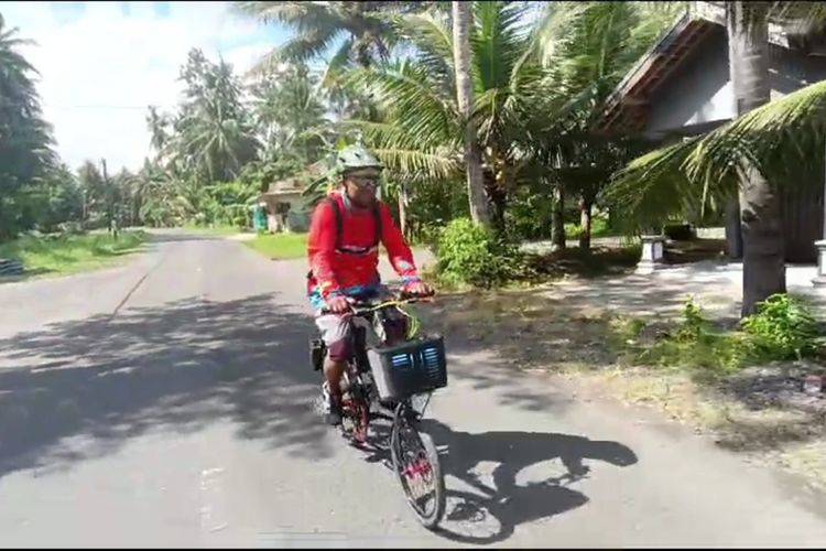 Edik menaiki basikal untuk pulang beraya di kampungnnya terletak di Jogjakarta. Foto Agensi