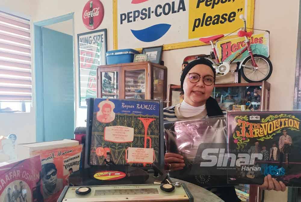 Orang ramai yang berkunjung ke kedai Momen Keeta boleh melihat dan bergambar sambil mendengar alunan muzik piring hitam daripada album yang diminati.