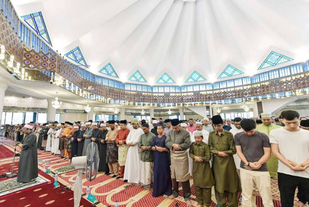 UMAT ISLAM akan keluar ke masjid atau tempat terbuka untuk mendirikan solat sunat Hari Raya Aidilfitri pada 1 Syawal. Foto Bernama