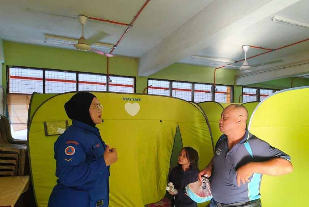 Antara mangsa banjir yang ditempatkan di salah sebuah PPS di Durian Tunggal pada Isnin.