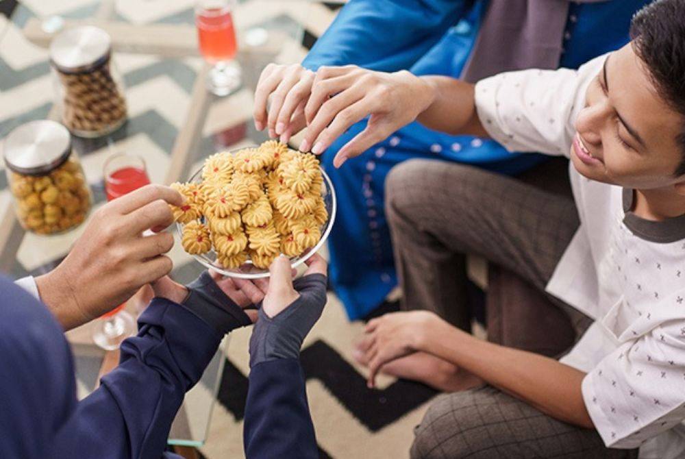 AMALAN ziarah-menziarahi amat dituntut dalam Islam walaupun bukan pada Hari Raya Aidilfitri. Gambar Hiasan 