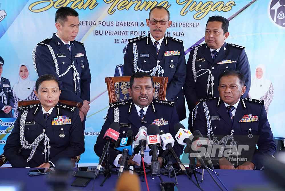 Hussein (duduk, tengah) pada sidang akhbar di IPD KLIA pada Isnin. Foto Sinar Harian - MOHD HALIM ABDUL WAHID