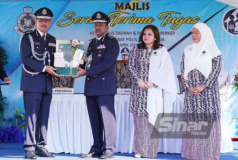 Hussein bersama Azman (kiri) yang dilantik sebagai Ketua Polis Daerah KLIA baharu. Foto Sinar Harian - MOHD HALIM ABDUL WAHID