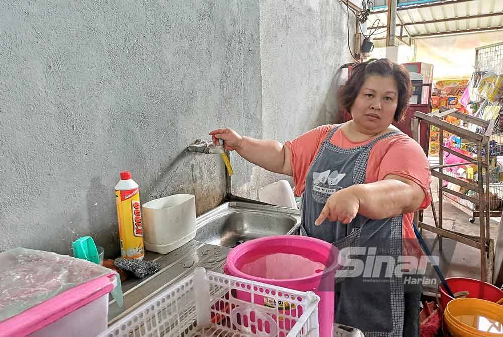 Lee Leow menyimpan air di dalam baldi sebagai persediaan.