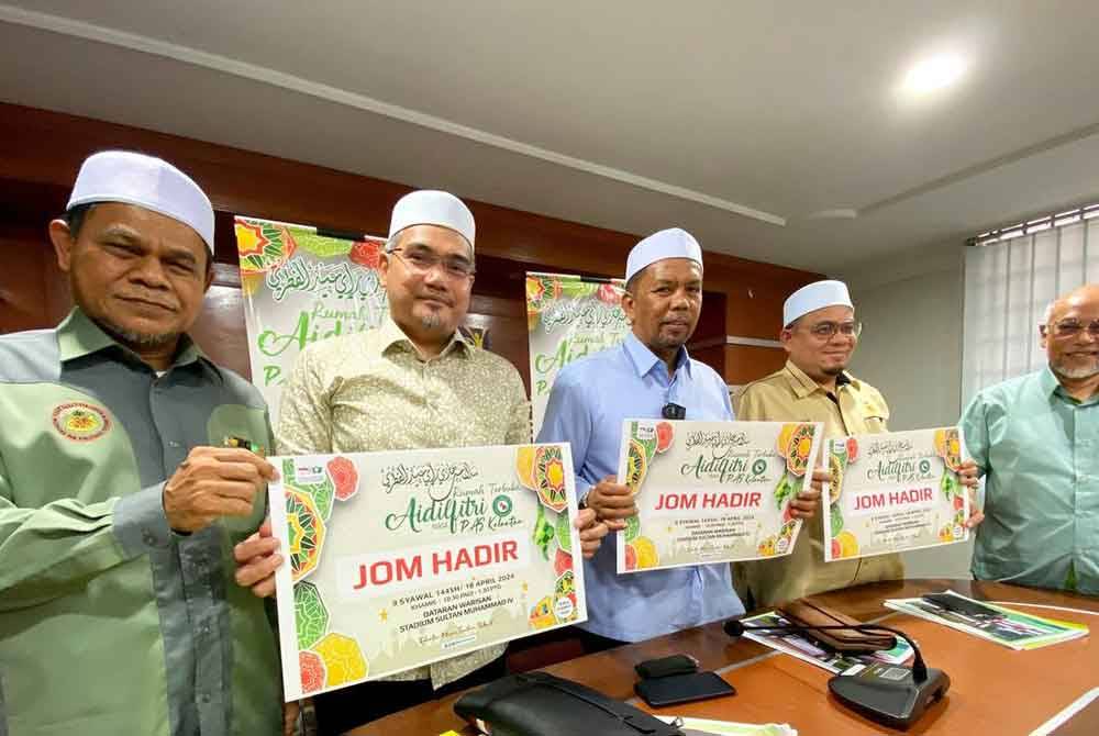 Wan Roslan (tengah) bersama kepimpinan Pas Kelantan megajak rakyat Kelantan hadir ke rumah terbuka Aidilfitri pada Khamis ini di Dataran Warisan Stadium Sultan Muhammad IV, Kota Bharu.