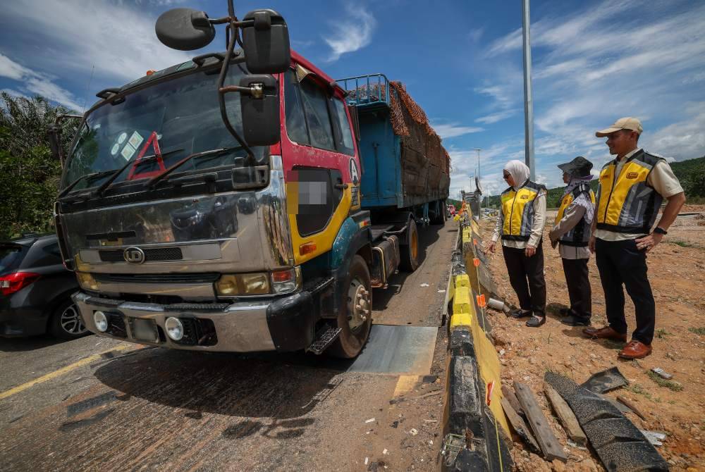 Kenderaan yang melalui Jambatan Bailey di Seksyen 102, Laluan Persekutuan 12 Jalan Kuantan-Segamat terpaksa memperlahankan kenderaan hingga berlakunya kesesakan jalanraya disebabkan plat keluli yang menyambungkan “ramp” dengan jalan telah rosak ketika tinjauan pada Isnin. Foto Bernama