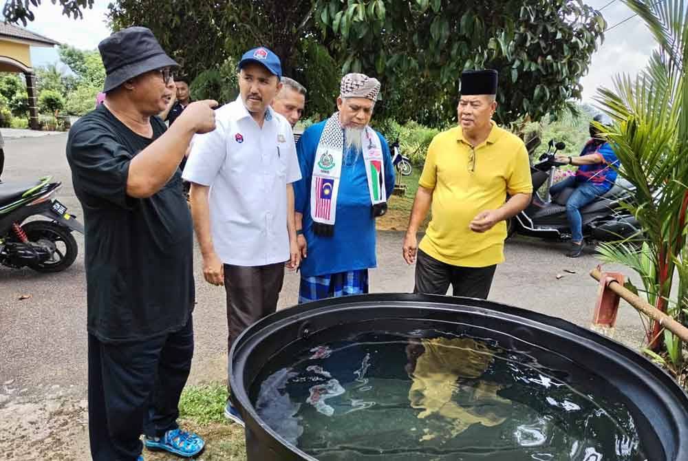 Mohd Jafni (dua dari kiri) mendengar keluhan penduduk.