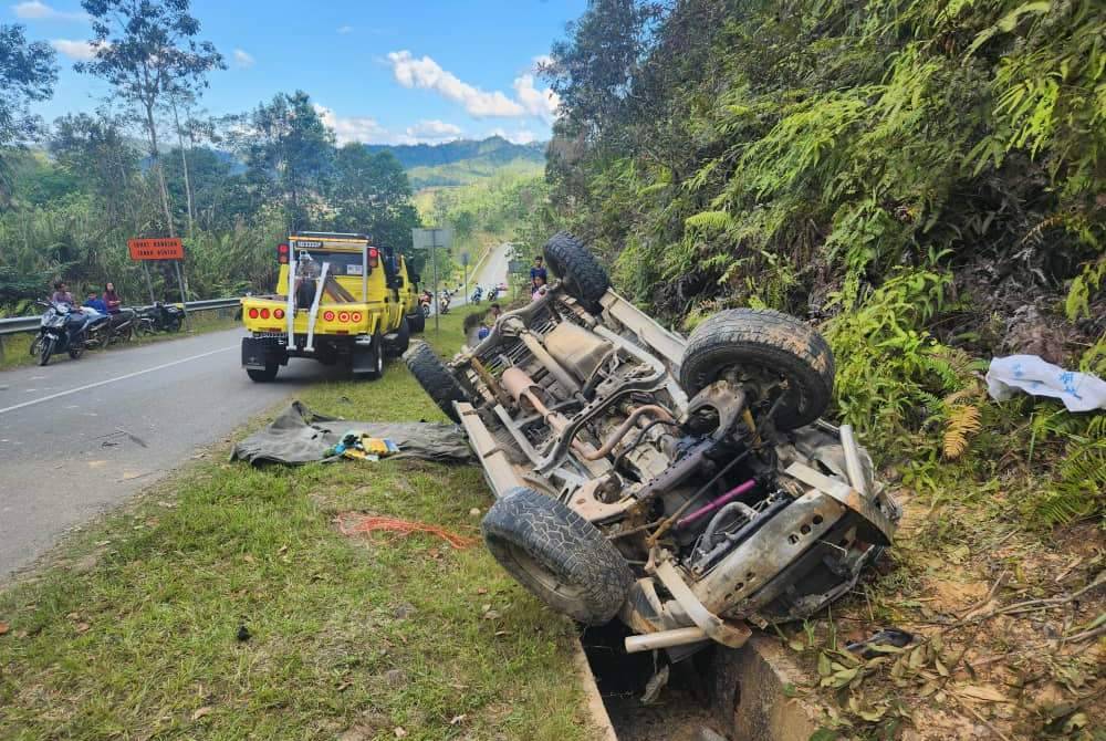 Keadaan pacuan empat roda terbalik di kawasan parit Jalan Kampung Gana, Kota Marudu.