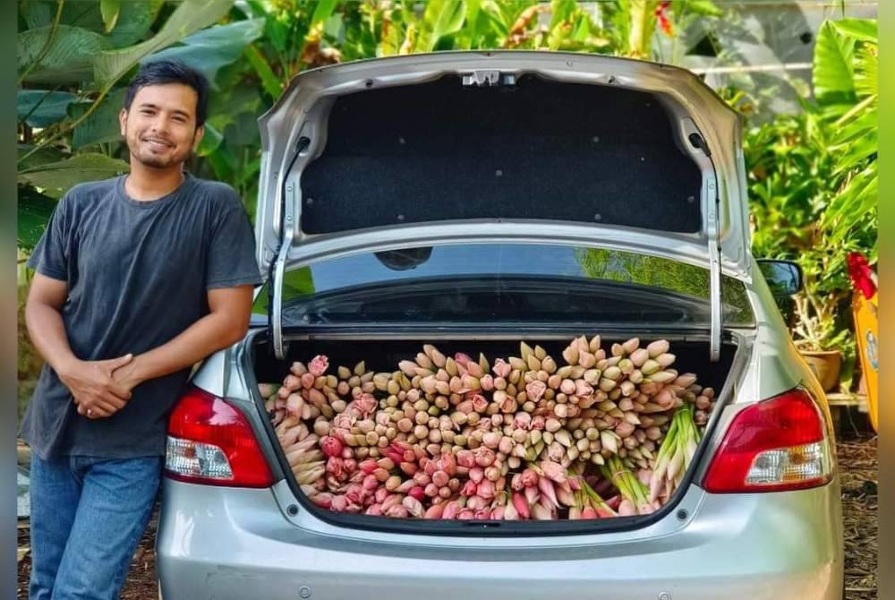 Saqdam menjual sendiri bunga kantan yang dituainya kepada pembeli, kedai dan pasar raya di sekitar Lembah Klang.