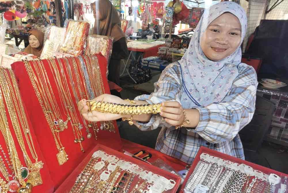 Roslinawati menunjukkan antara rekaan gelang yang mendapat permintaan tinggi.