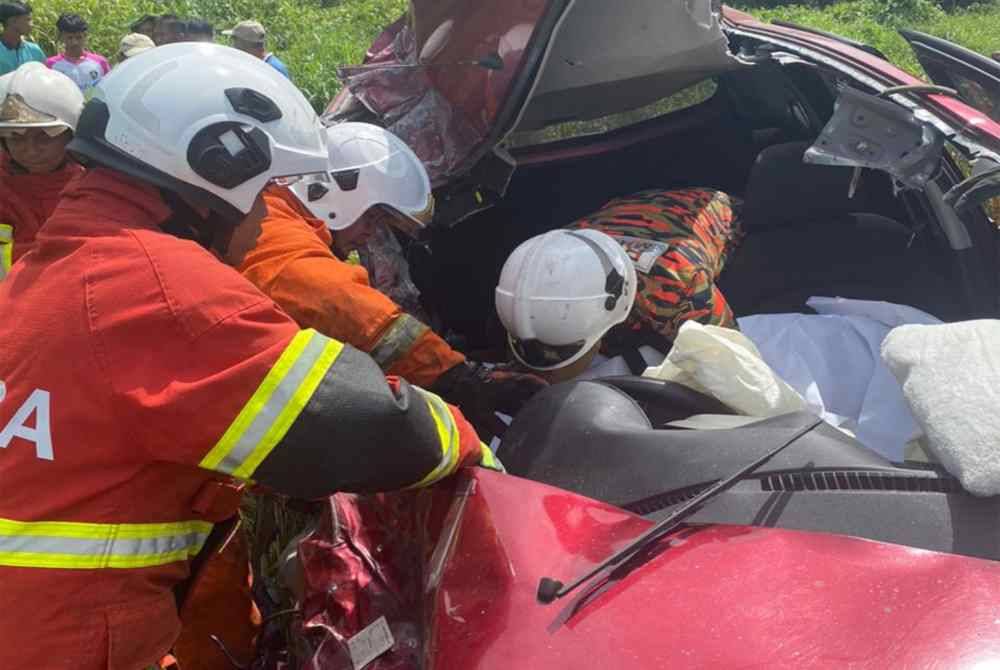 Anggota bomba mengeluarkan dua mangsa daripada kenderaan Proton Exora, yang tersepit di ruang pemandu dan penumpang belakang.