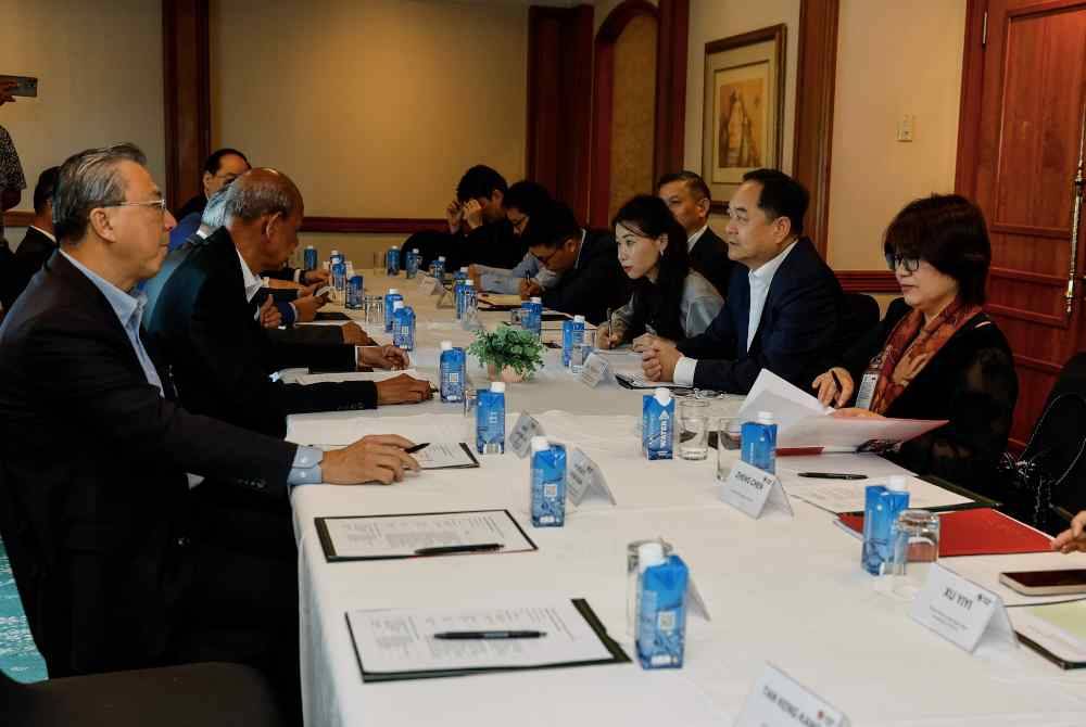 Presiden CPAFFC, Yang Wanming (dua dari kanan) bertemu Presiden PPMC, Datuk Abdul Majid Ahmad Khan (dua dari kiri) ketika perjumpaan dengan PPMC semalam. - Foto Bernama