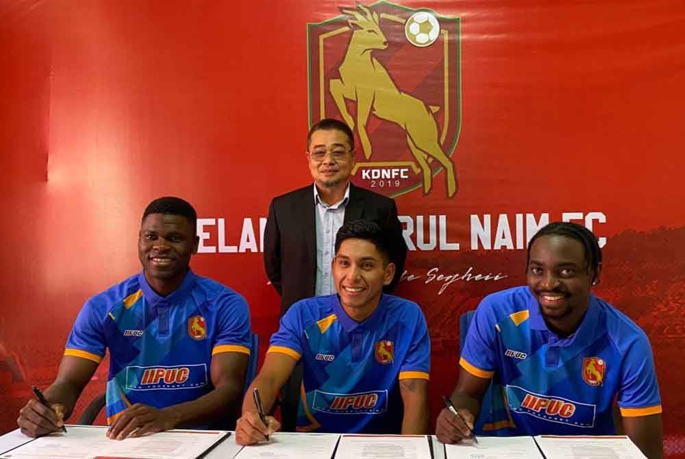 Rozi (belakang) bersama tiga pemain import iaitu (dari kiri) Valdumar Augusto (Guinea), David Ribera Viana (Bolivia) dan Ghadrack Lukombe Muzungu (Congo).