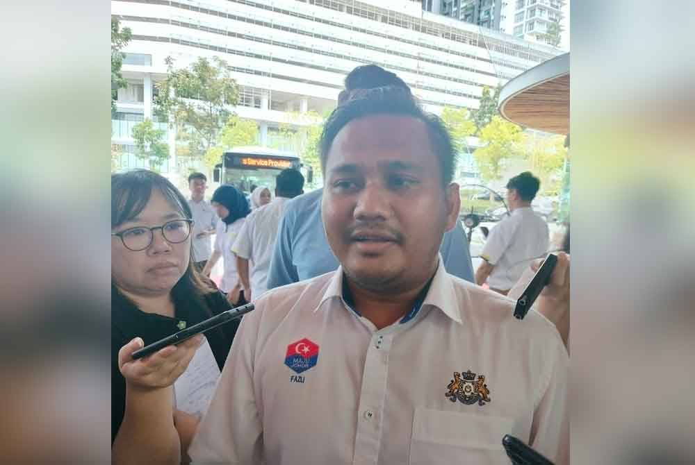 Mohamad Fazli pada sidang media selepas pelancaran Perkhidmatan Bas Elektrik Rentas Sempadan Pertama antara Malaysia-Singapura Melalui Tambak Johor di Johor Bahru, pada Selasa.