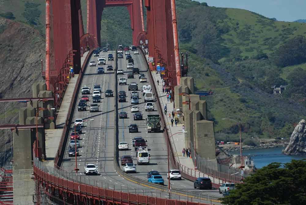 Penunjuk perasaan menutup laluan ke Jambatan Golden Gate sehingga mencetuskan kesesakan teruk San Francisco. Foto AFP