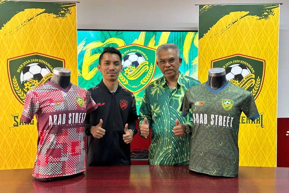 Mohd Daud (kanan) bersama pemangku Ketua Pegawai Eksekutif KDA FC, Shahrul Shamsudin menunjukkan jersi Kedah bagi pramusim 2024-2025.