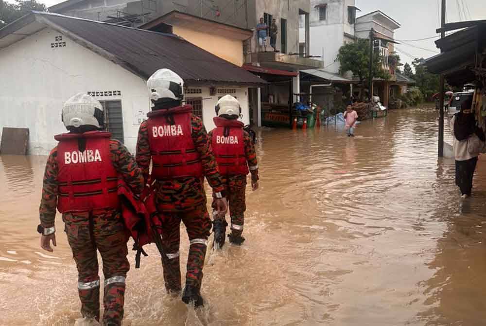 Bomba Selangor menjalankan pemantauan di Kampung Melayu Subang, pada Selasa.