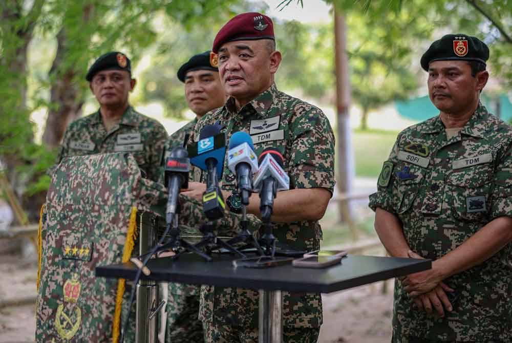 Muhammad Hafizuddeain ketika bercakap pada sidang akhbar selepas Majlis Sambutan Hari Raya Aidilfitri di Markas Taktikal Kem Gubir hari ini. - Foto: Bernama