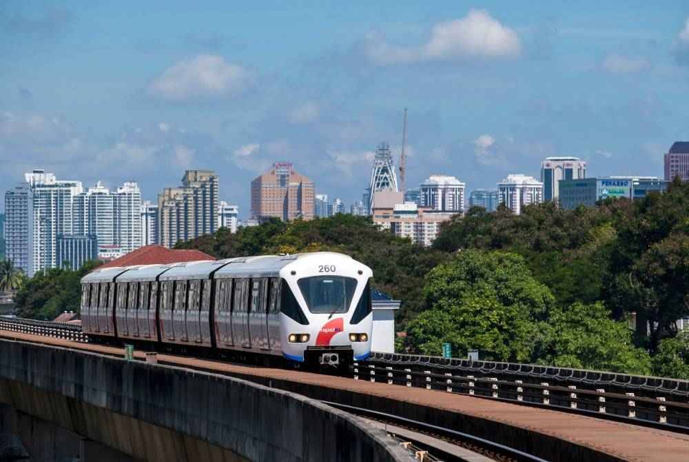 Perkhidmatan LRT Laluan Kelana Jaya sedang beroperasi dengan bilangan tren yang terhad akibat kegagalan sistem bekalan kuasa yang disambar petir pada jam 3.30 petang hari ini. - Gambar hiasan