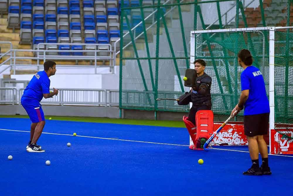 Penjaga gol hoki negara, Che Shahrul Azmi ketika menjalani sesi latihan skuad hoki kebangsaan di Stadium Hoki Nasional hari ini. - Foto: Bernama