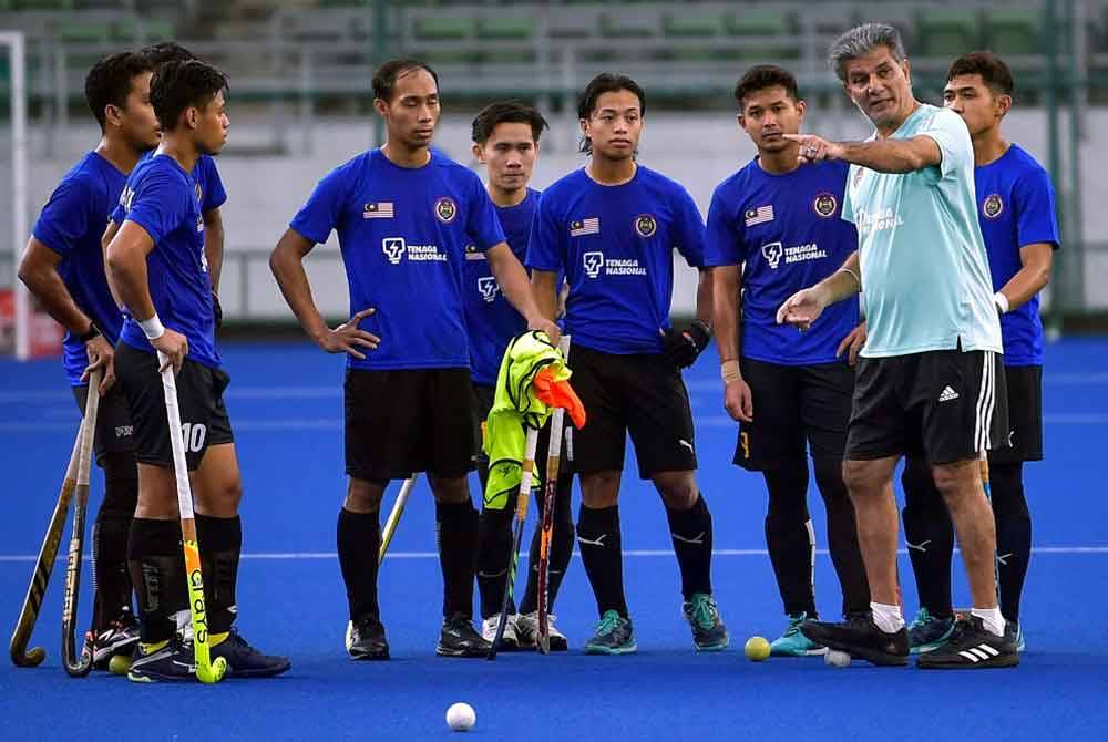 Ketua Jurulatih Skuad Hoki Negara, Sarjit Singh ketika sesi taklimat latihan skuad hoki kebangsaan di Stadium Hoki Nasional hari ini. - Foto: Bernama