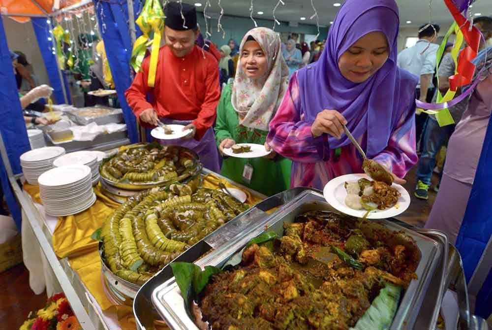 Biarpun telah masuk hari kelapan Syawal tetapi kemeriahannya masih dirasai dan sudah pasti hujung minggu ini, ramai akan mengadakan rumah terbuka. Gambar hiasan