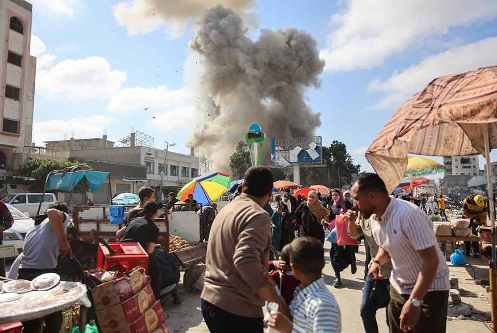 Kepulan asap tebal memenuhi kawasan berhampiran pasar Firas di Bandar Gaza yang menjual pelbagai barangan keperluan dibedil pada minggu lalu.