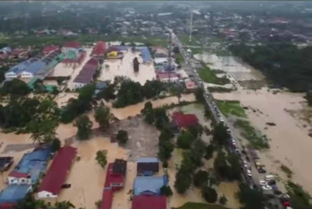 Keadaan banjir kilat yang melanda Kampung Kubu Gajah, Sungai Buloh pada Selasa - gambar FB