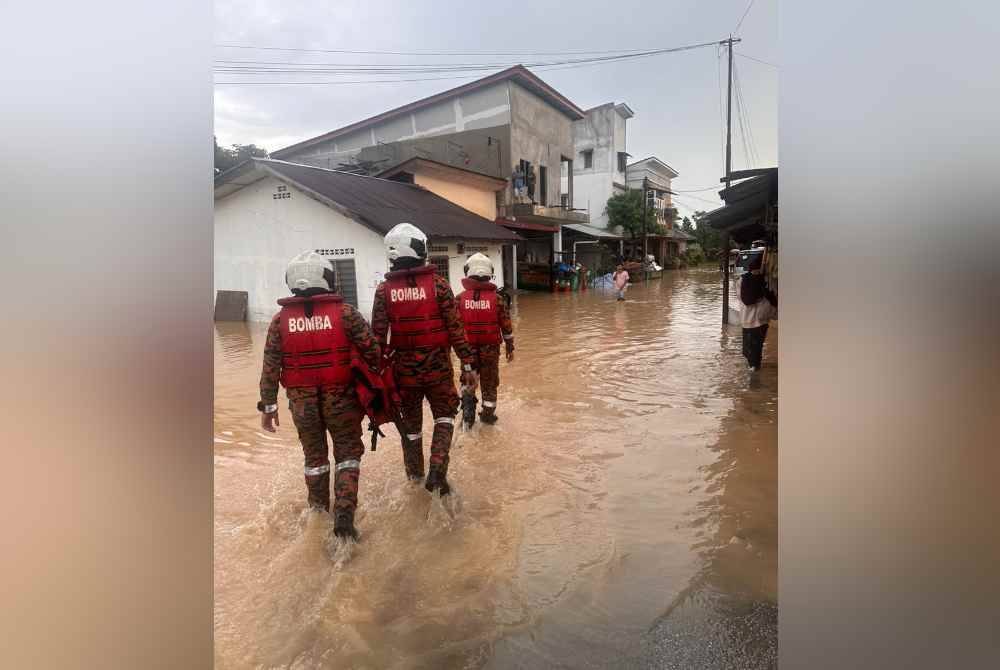 Anggota JBPM melakukan operasi menyelamat mangsa banjir di sekitar Kuala Selangor bagi dibawa ke PPS yang disediakan.
Foto ihsan JBPM.