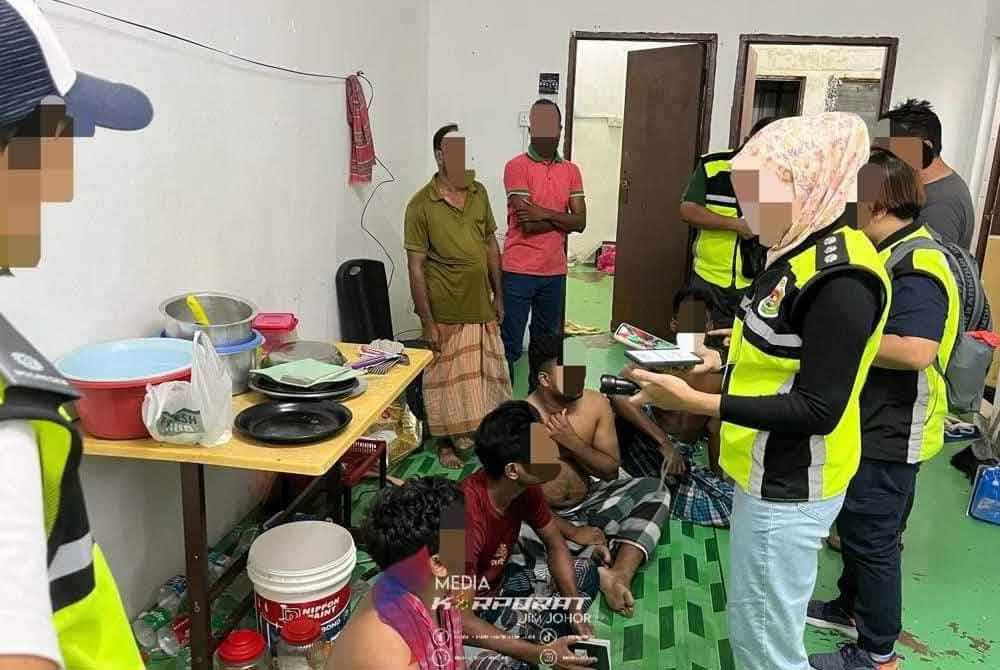 Warga asing yang ditahan dalam operasi Jabatan Imigresen di sekitar Johor Bahru. - Foto JIM Johor