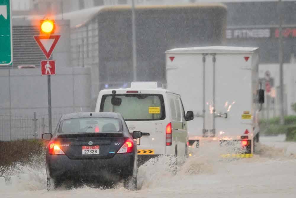 Keadaan cuaca buruk termasuk hujan lebat di Abu Dhabi. Foto AFP