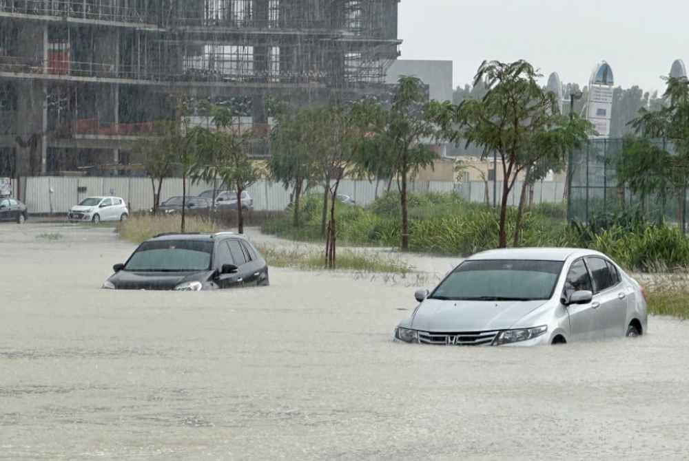 Dalam peristiwa cuaca bersejarah, Emiriah Arab Bersatu (UAE) menyaksikan taburan hujan paling lebat direkodkan dalam tempoh 24 jam lepas. Foto Reuters