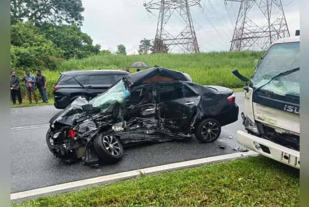 Keadaan kenderaan yang terlibat kemalangan di Jalan Pontian Lama, Iskandar Puteri.