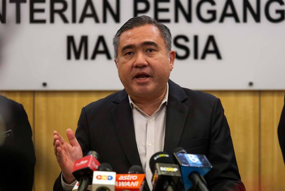 Anthony Loke ketika sidang media khas dan penjelasan mengenai tawaran kontrak perkhidmatan penyelenggara dan sokongan teknikal bagi MySikap dan Mainframe kepada Syarikat HeiTech Padu Berhad di Kementerian Pengangkutan pada Rabu. Foto Bernama