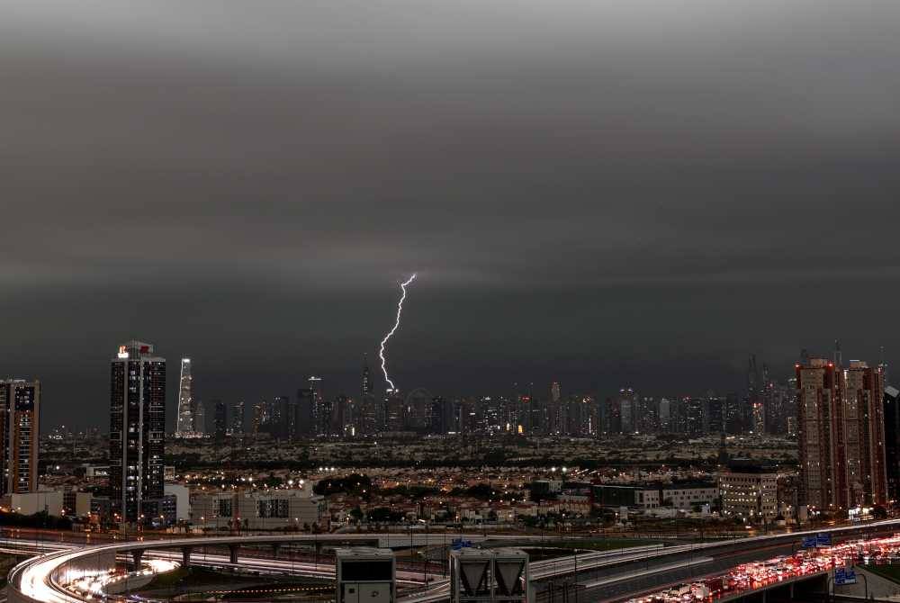 UAE menyaksikan taburan hujan paling lebat direkodkan dalam tempoh 75 tahun iaitu dari lewat Isnin hingga Selasa malam. Foto EPA