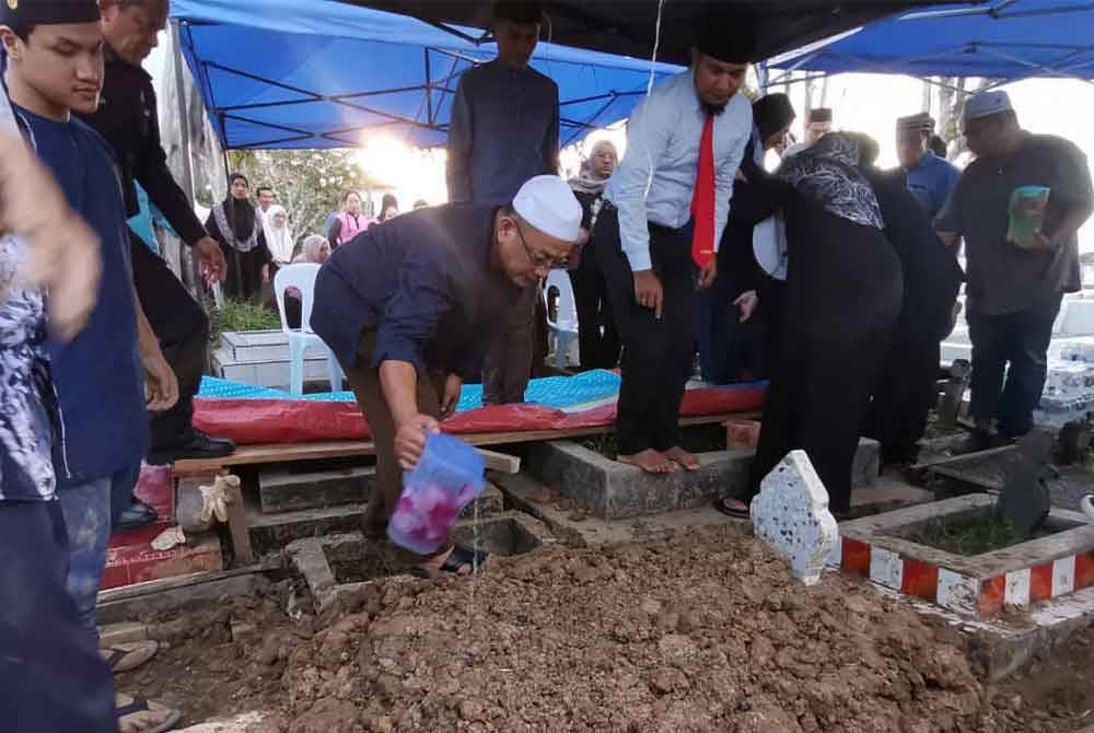 Jenazah anak KPD Lahad Datu selamat dikebumikan di Tanah Perkuburan Islam Kampung Haji Khamis, Lahad Datu pada Rabu.