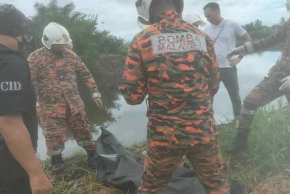 Mayat mangsa yang dikenali sebagai Lah Wan ditemui dalam keadaan tertiarap oleh orang awam sekitar jam 9.05 pagi Rabu. - Foto:Bomba Miri.