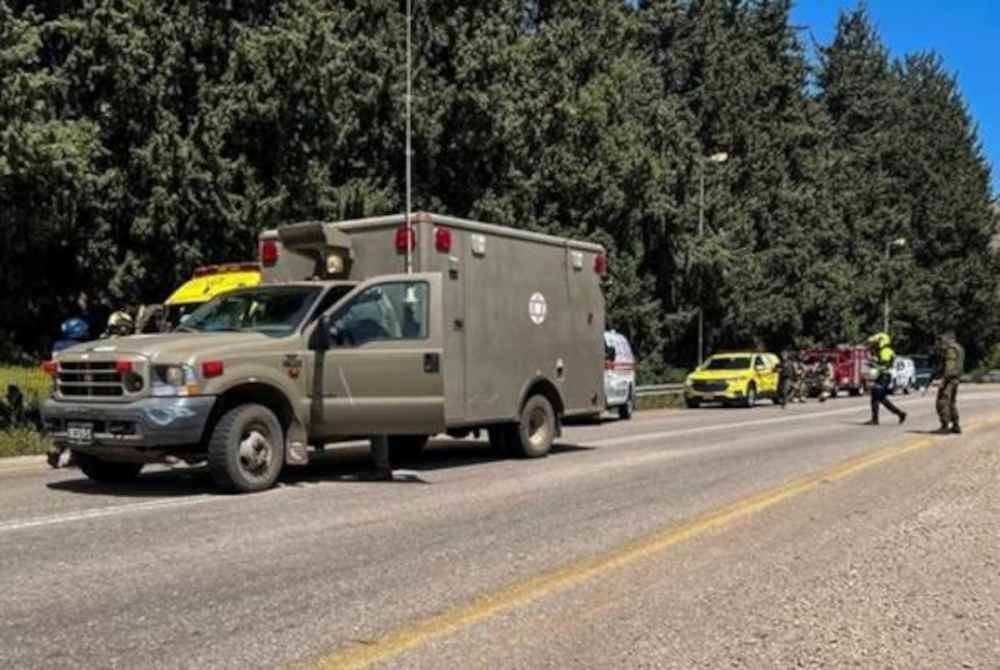 Pasukan perkhidmatan kecemasan bertindak balas terhadap insiden, di tengah-tengah permusuhan rentas sempadan yang berterusan antara Hizbullah dan tentera Israel, berhampiran Arab Al-Aramshe, utara Israel, pada Rabu. Foto Reuters