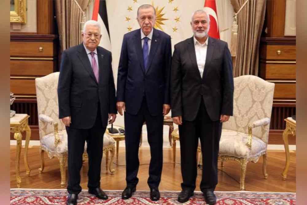 Gambar fail menunjukkan pertemuan terakhir Erdogan (tengah) dengan Ismail (kanan) dan Mahmoud Abbas di istana presiden di Ankara pada Julai 2023. Foto Reuters