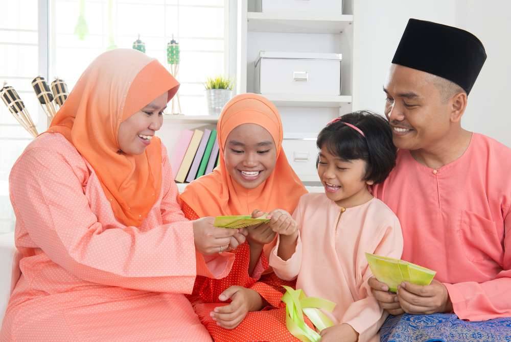 KEPADA ibu bapa, elakkan daripada mencampuradukkan semua duit raya yang diperoleh anak dan dibahagikan sama rata kepada mereka. -Gambar hiasan/ Foto: Canva