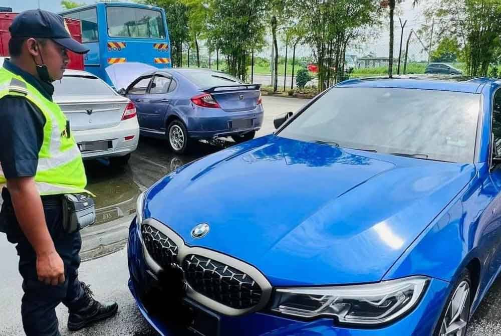 JPJ Selangor menyita sebuah kereta BMW di Banting pada Rabu.