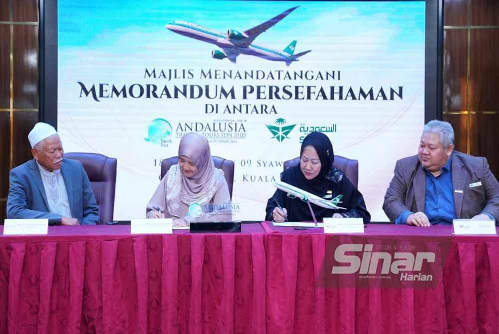 Pengarah merangkap Penasihat Undang-Undang Andalusia Travel & Tours, Ida Riswana Idris (dua dari kiri) dan wakil Saudia Airlines Malaysia, Che Zakiah Ahmad (dua dari kanan) menandatangani dokumen perjanjian pada Majlis Menandatangani MoU di antara Andalusia Travel & Tours Sdn Bhd dan Saudia Airlines di sebuah hotel di sini pada Khamis. FOTO: SINAR HARIAN / MOHD HALIM ABDUL WAHID