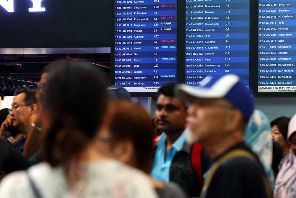 Syarikat penerbangan Malaysia Airlines, AirAsia dan Batik Air membatalkan semua penerbangan di antara Kuala Lumpur, Sabah dan Sarawak susulan letusan Gunung Ruang di Indonesia wilayah Sulawesi Utara. Foto Bernama