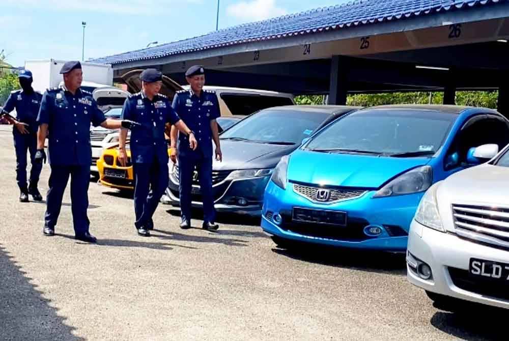 Jabatan Kastam Diraja Malaysia (JKDM) Kelantan berjaya merampas enam buah kereta klon, dua motosikal berkuasa tinggi dan tiga buah RXZ hasil operasi serta risikan selama dua bulan bermula 15 Februari hingga 15 April.