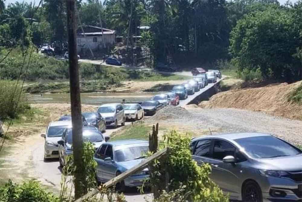 Antara jalan alternatif yang didakwa mengalami kesesakan teruk ialah di Kuala Pertang, Kuala Krai. Foto pengguna media sosial