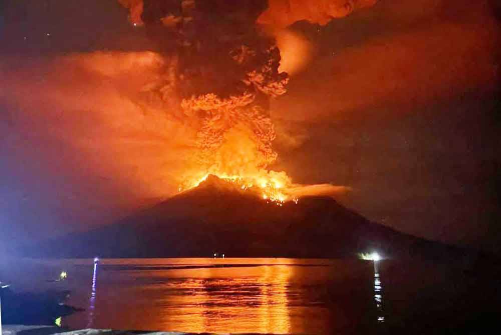 Gunung berapi Ruang memuntahkan lahar dan debu tebal ke permukaan udara. Foto AFP