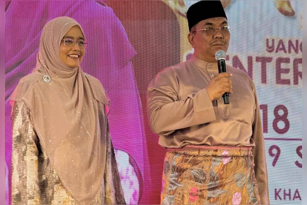 Sanusi bersama isterinya, Tok Puan Jusmalailani Jusoh.